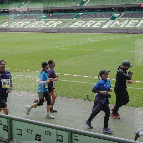 05.10.2025 - 20. swb-Marathon Bremen Michael Burmester http://msf.ph/oto/9241833 05.10.2025 10:35:20 Laufen im Stadion 7163, 9183, 9188, 9201, 9219, 9350, 9430, 9495, 9508, 9540, 9550, 9576, 9582, 9601, 9612, 9622, 9625, 9666, 9669, 9672, 9722, 9766, 9790, 9797, 9847, 9886, 9914, 9925, 9952, 9962, 9968, 9981, 10039, 10049, 10055, 10059, 10080, 10084, 10105, 10145, 10169, 10179, 10225, 10260, 10263, 10281, 10353, 10359, 10368, 10377, 10395, 10555, 10644, 10645, 10653, 10694, 10834, 10845, 10950, 10988, 7147, 7215, 9292, 9372, 9547, 9585, 9669, 9719, 9783 meine-sportfotos.de