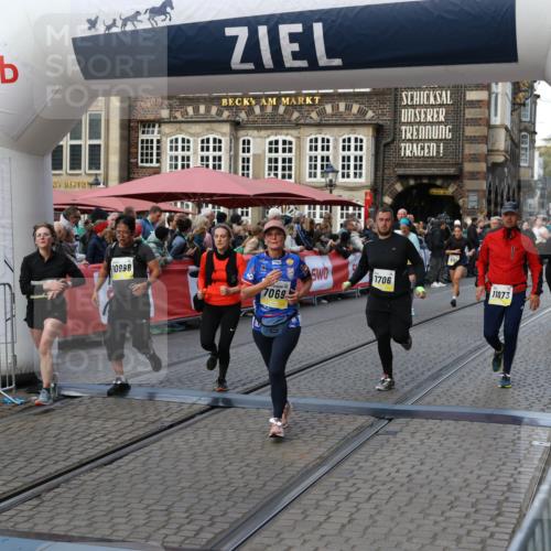 05.10.2025 - 20. swb-Marathon Bremen Yannick Fuchs http://msf.ph/oto/9241847 05.10.2025 11:08:48 Ziel 7069, 7706, 9191, 9276, 9589, 9982, 10134, 10212, 10567, 10787, 10998, 11028, 11073, 11076, 11242, 11479, 11590 meine-sportfotos.de