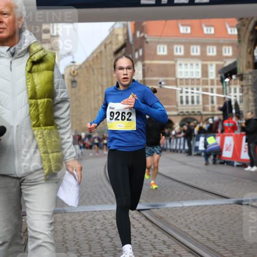 05.10.2025 - 20. swb-Marathon Bremen Yannick Fuchs http://msf.ph/oto/9241857 05.10.2025 10:41:24 Ziel 9262, 11069, 11086 meine-sportfotos.de