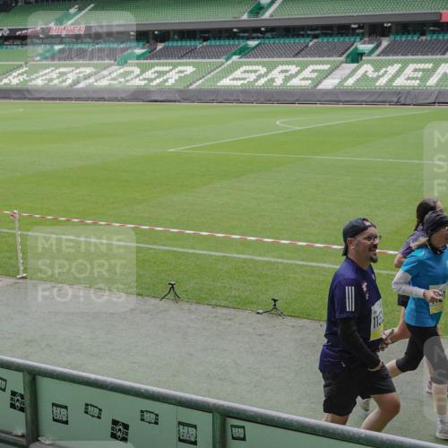 05.10.2025 - 20. swb-Marathon Bremen Michael Burmester http://msf.ph/oto/9241858 05.10.2025 10:35:21 Laufen im Stadion 7163, 9183, 9188, 9201, 9219, 9350, 9430, 9495, 9508, 9540, 9550, 9576, 9582, 9601, 9612, 9622, 9625, 9666, 9672, 9722, 9766, 9790, 9797, 9847, 9886, 9914, 9925, 9952, 9962, 9968, 9981, 10039, 10049, 10055, 10059, 10080, 10084, 10105, 10145, 10169, 10179, 10225, 10260, 10263, 10281, 10353, 10359, 10368, 10377, 10395, 10555, 10644, 10645, 10653, 10694, 10834, 10845, 10950, 10988, 7147, 7215, 9292, 9372, 9547, 9585, 9669, 9719, 9783 meine-sportfotos.de