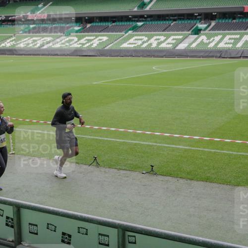 05.10.2025 - 20. swb-Marathon Bremen Michael Burmester http://msf.ph/oto/9241874 05.10.2025 10:35:22 Laufen im Stadion 7163, 9183, 9188, 9201, 9219, 9350, 9430, 9433, 9495, 9508, 9540, 9550, 9576, 9582, 9601, 9612, 9622, 9625, 9666, 9672, 9722, 9766, 9790, 9847, 9886, 9914, 9925, 9937, 9952, 9962, 9968, 9981, 10039, 10049, 10055, 10059, 10080, 10084, 10105, 10145, 10169, 10179, 10225, 10260, 10263, 10281, 10353, 10359, 10368, 10377, 10395, 10555, 10644, 10653, 10694, 10834, 10845, 10950, 10988, 7147, 7215, 9292, 9372, 9430, 9547, 9585, 9669, 9719, 9783 meine-sportfotos.de