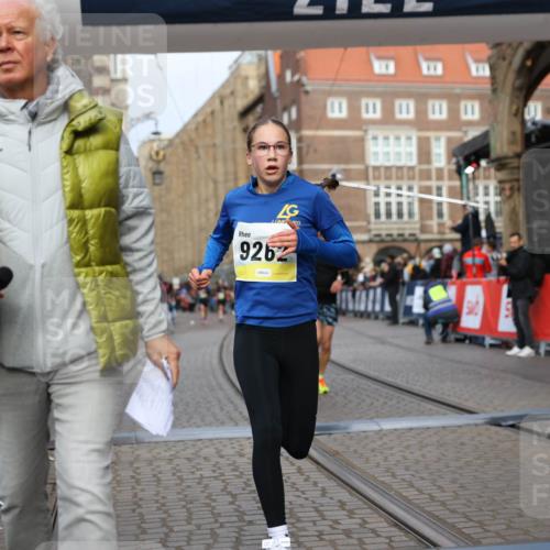 05.10.2025 - 20. swb-Marathon Bremen Yannick Fuchs http://msf.ph/oto/9241877 05.10.2025 10:41:25 Ziel 9262, 11069, 11086 meine-sportfotos.de