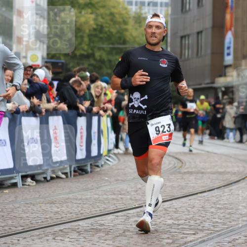 05.10.2025 - 20. swb-Marathon Bremen Strokosch-Dieckow http://msf.ph/oto/9241881 05.10.2025 12:43:40 Ziel 923, 1077 meine-sportfotos.de