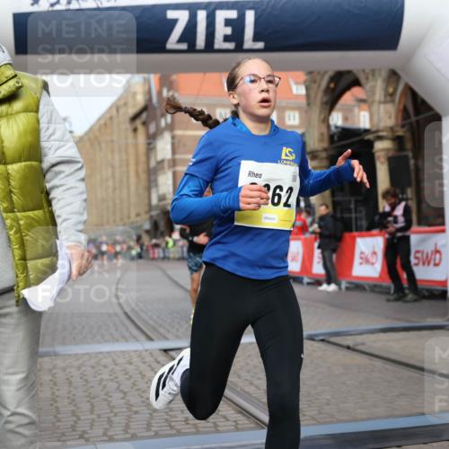 05.10.2025 - 20. swb-Marathon Bremen Yannick Fuchs http://msf.ph/oto/9241903 05.10.2025 10:41:25 Ziel 9262, 11069, 11086 meine-sportfotos.de