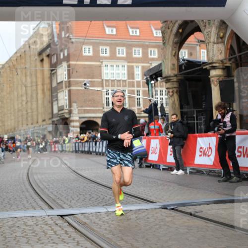 05.10.2025 - 20. swb-Marathon Bremen Yannick Fuchs http://msf.ph/oto/9241915 05.10.2025 10:41:25 Ziel 9262, 11069, 11086 meine-sportfotos.de