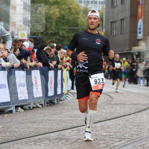 05.10.2025 - 20. swb-Marathon Bremen Strokosch-Dieckow http://msf.ph/oto/9241919 05.10.2025 12:43:40 Ziel 923, 1077 meine-sportfotos.de