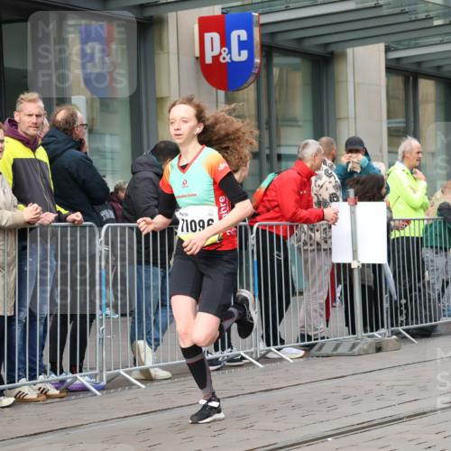 05.10.2025 - 20. swb-Marathon Bremen Strokosch-Dieckow http://msf.ph/oto/9241929 05.10.2025 10:48:27 Ziel 7414, 9255, 9261, 9406, 9482, 9583, 9674, 9729, 10047, 10303, 10799, 10877, 10973, 11096, 11248, 7414, 9255, 9261, 9406, 9482, 9583, 9674, 9729, 10047, 10303, 10799, 10877, 10973, 11096, 11248 meine-sportfotos.de