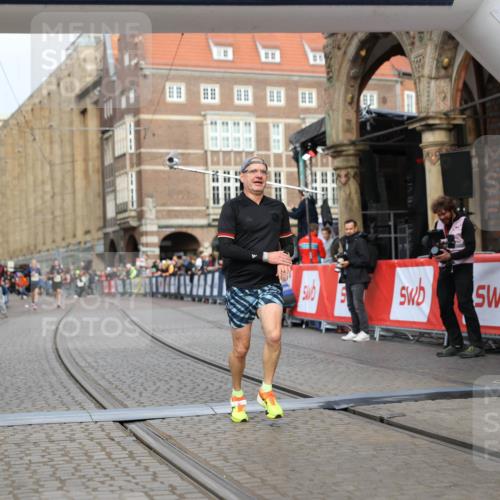 05.10.2025 - 20. swb-Marathon Bremen Yannick Fuchs http://msf.ph/oto/9241937 05.10.2025 10:41:26 Ziel 9262, 11069, 11086 meine-sportfotos.de
