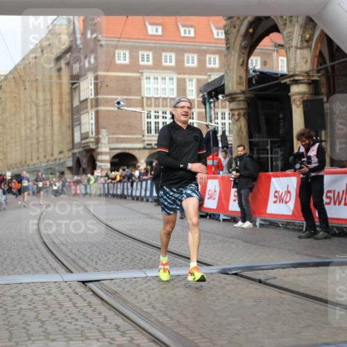 05.10.2025 - 20. swb-Marathon Bremen Yannick Fuchs http://msf.ph/oto/9241948 05.10.2025 10:41:26 Ziel 9262, 11069, 11086 meine-sportfotos.de