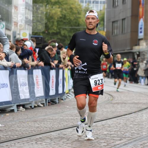 05.10.2025 - 20. swb-Marathon Bremen Strokosch-Dieckow http://msf.ph/oto/9241956 05.10.2025 12:43:40 Ziel 923, 1077 meine-sportfotos.de