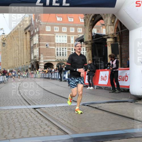 05.10.2025 - 20. swb-Marathon Bremen Yannick Fuchs http://msf.ph/oto/9241964 05.10.2025 10:41:26 Ziel 9262, 11069, 11086 meine-sportfotos.de