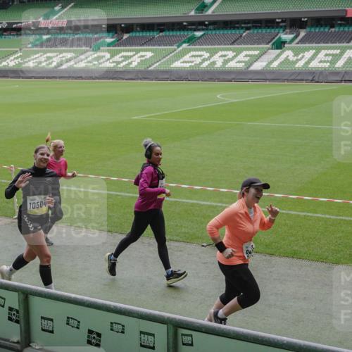 05.10.2025 - 20. swb-Marathon Bremen Michael Burmester http://msf.ph/oto/9241971 05.10.2025 10:35:24 Laufen im Stadion 7163, 9183, 9188, 9201, 9219, 9350, 9433, 9451, 9495, 9508, 9540, 9550, 9576, 9582, 9601, 9612, 9622, 9625, 9666, 9672, 9722, 9766, 9790, 9847, 9886, 9914, 9925, 9937, 9952, 9962, 9968, 9981, 10039, 10049, 10055, 10059, 10080, 10084, 10105, 10138, 10145, 10169, 10179, 10225, 10250, 10260, 10263, 10281, 10353, 10359, 10368, 10377, 10395, 10555, 10644, 10653, 10694, 10834, 10845, 10950, 10988, 7147, 7215, 9292, 9372, 9430, 9547, 9585, 9669, 9719, 9783 meine-sportfotos.de