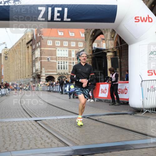 05.10.2025 - 20. swb-Marathon Bremen Yannick Fuchs http://msf.ph/oto/9241981 05.10.2025 10:41:26 Ziel 9262, 11069, 11086 meine-sportfotos.de