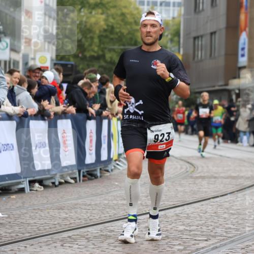 05.10.2025 - 20. swb-Marathon Bremen Strokosch-Dieckow http://msf.ph/oto/9241992 05.10.2025 12:43:40 Ziel 923, 1077 meine-sportfotos.de