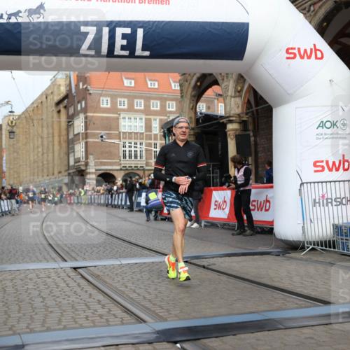 05.10.2025 - 20. swb-Marathon Bremen Yannick Fuchs http://msf.ph/oto/9241993 05.10.2025 10:41:26 Ziel 9262, 11069, 11086 meine-sportfotos.de