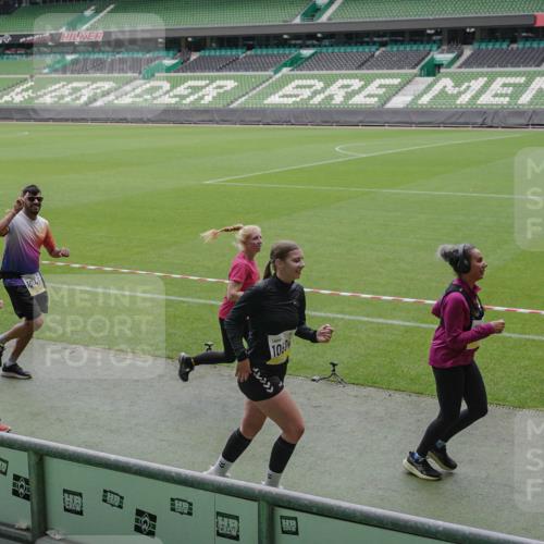 05.10.2025 - 20. swb-Marathon Bremen Michael Burmester http://msf.ph/oto/9242000 05.10.2025 10:35:24 Laufen im Stadion 7163, 9183, 9188, 9201, 9219, 9350, 9433, 9451, 9495, 9508, 9540, 9550, 9576, 9582, 9601, 9612, 9622, 9625, 9666, 9672, 9722, 9766, 9790, 9847, 9886, 9914, 9925, 9937, 9952, 9962, 9968, 9981, 10039, 10049, 10055, 10059, 10080, 10084, 10105, 10138, 10145, 10169, 10179, 10225, 10250, 10260, 10263, 10281, 10353, 10359, 10368, 10377, 10395, 10555, 10644, 10653, 10694, 10834, 10845, 10950, 10988, 7147, 7215, 9292, 9372, 9430, 9547, 9585, 9669, 9719, 9783 meine-sportfotos.de