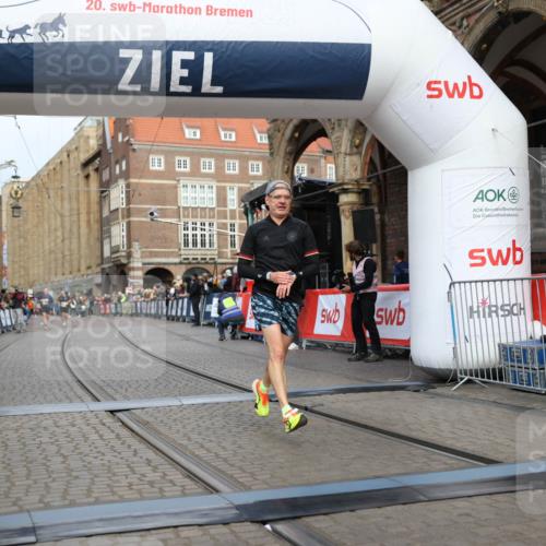 05.10.2025 - 20. swb-Marathon Bremen Yannick Fuchs http://msf.ph/oto/9242002 05.10.2025 10:41:26 Ziel 9262, 11069, 11086 meine-sportfotos.de