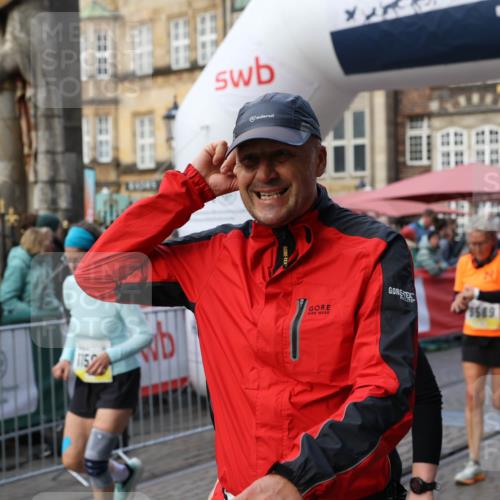 05.10.2025 - 20. swb-Marathon Bremen Yannick Fuchs http://msf.ph/oto/9242021 05.10.2025 11:08:53 Ziel 7069, 7706, 9191, 9274, 9276, 9589, 10051, 10567, 10939, 10998, 11028, 11073, 11076, 11479, 11590 meine-sportfotos.de