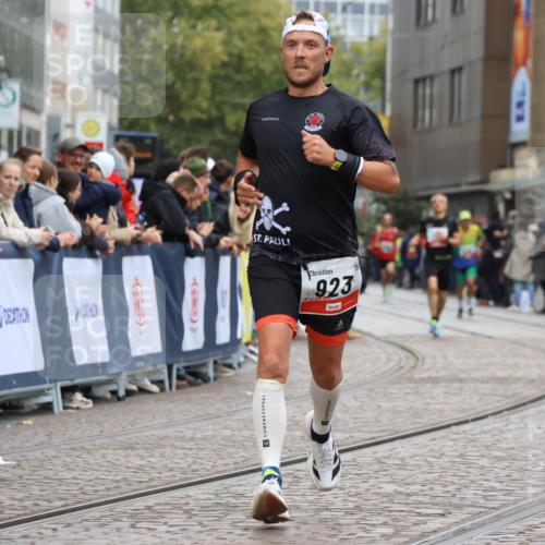 05.10.2025 - 20. swb-Marathon Bremen Strokosch-Dieckow http://msf.ph/oto/9242024 05.10.2025 12:43:40 Ziel 923, 1077 meine-sportfotos.de