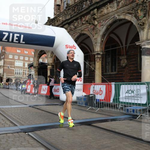 05.10.2025 - 20. swb-Marathon Bremen Yannick Fuchs http://msf.ph/oto/9242029 05.10.2025 10:41:27 Ziel 9262, 11069, 11086 meine-sportfotos.de