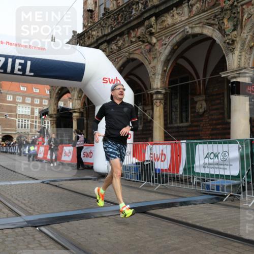 05.10.2025 - 20. swb-Marathon Bremen Yannick Fuchs http://msf.ph/oto/9242039 05.10.2025 10:41:27 Ziel 9262, 11069, 11086 meine-sportfotos.de