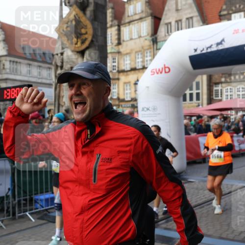 05.10.2025 - 20. swb-Marathon Bremen Yannick Fuchs http://msf.ph/oto/9242053 05.10.2025 11:08:53 Ziel 7069, 7706, 9191, 9274, 9276, 9589, 10051, 10567, 10939, 10998, 11028, 11073, 11076, 11479, 11590 meine-sportfotos.de