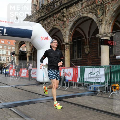 05.10.2025 - 20. swb-Marathon Bremen Yannick Fuchs http://msf.ph/oto/9242057 05.10.2025 10:41:27 Ziel 9262, 11069, 11086 meine-sportfotos.de