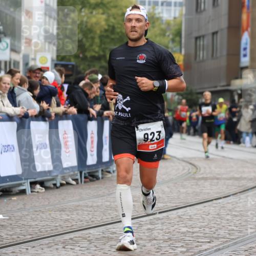 05.10.2025 - 20. swb-Marathon Bremen Strokosch-Dieckow http://msf.ph/oto/9242065 05.10.2025 12:43:40 Ziel 923, 1077 meine-sportfotos.de