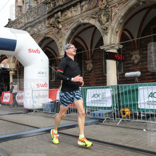 05.10.2025 - 20. swb-Marathon Bremen Yannick Fuchs http://msf.ph/oto/9242080 05.10.2025 10:41:27 Ziel 9262, 11069, 11086 meine-sportfotos.de
