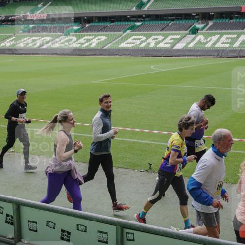 05.10.2025 - 20. swb-Marathon Bremen Michael Burmester http://msf.ph/oto/9242089 05.10.2025 10:35:25 Laufen im Stadion 7163, 9183, 9188, 9201, 9219, 9350, 9433, 9451, 9495, 9508, 9540, 9550, 9576, 9582, 9601, 9609, 9612, 9622, 9625, 9666, 9672, 9722, 9766, 9790, 9847, 9886, 9914, 9925, 9937, 9952, 9962, 9968, 9981, 10039, 10049, 10055, 10059, 10080, 10084, 10105, 10138, 10145, 10169, 10179, 10225, 10250, 10260, 10263, 10281, 10353, 10359, 10368, 10377, 10395, 10555, 10644, 10653, 10694, 10834, 10845, 10950, 10988, 7147, 9292, 9372, 9430, 9547, 9585, 9669, 9719, 9783 meine-sportfotos.de