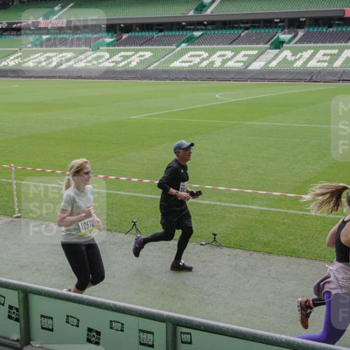 05.10.2025 - 20. swb-Marathon Bremen Michael Burmester http://msf.ph/oto/9242108 05.10.2025 10:35:26 Laufen im Stadion 7163, 9183, 9188, 9201, 9219, 9231, 9330, 9350, 9433, 9451, 9495, 9508, 9540, 9550, 9576, 9582, 9601, 9609, 9612, 9622, 9625, 9666, 9672, 9722, 9766, 9790, 9886, 9904, 9914, 9925, 9937, 9954, 9962, 9968, 9981, 10039, 10049, 10055, 10059, 10084, 10105, 10138, 10145, 10169, 10179, 10225, 10250, 10260, 10263, 10281, 10353, 10359, 10368, 10377, 10395, 10555, 10644, 10653, 10694, 10834, 10845, 10950, 10988, 7147, 9292, 9372, 9430, 9547, 9585, 9669, 9719, 9783 meine-sportfotos.de
