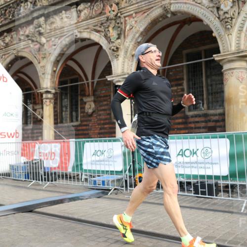 05.10.2025 - 20. swb-Marathon Bremen Yannick Fuchs http://msf.ph/oto/9242112 05.10.2025 10:41:27 Ziel 9262, 11069, 11086 meine-sportfotos.de