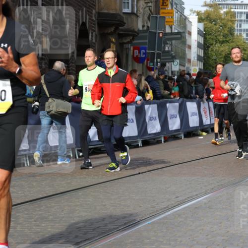 05.10.2025 - 20. swb-Marathon Bremen Strokosch-Dieckow http://msf.ph/oto/9242198 05.10.2025 10:57:31 Ziel 9000, 9215, 9309, 9625, 9747, 9904, 9914, 9962, 10139, 10694, 10739, 10754, 11352, 11360, 11583 meine-sportfotos.de