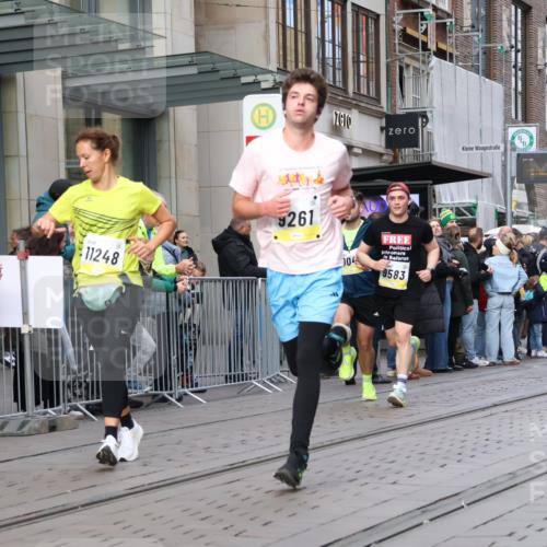 05.10.2025 - 20. swb-Marathon Bremen Strokosch-Dieckow http://msf.ph/oto/9242217 05.10.2025 10:48:37 Ziel 7202, 7414, 9014, 9216, 9255, 9261, 9317, 9482, 9556, 9583, 9674, 10047, 10449, 10733, 10799, 10877, 10973, 11248, 11695, 7202, 7414, 9014, 9216, 9255, 9261, 9317, 9482, 9556, 9583, 9674, 10047, 10449, 10733, 10799, 10877, 10973, 11248, 11695 meine-sportfotos.de
