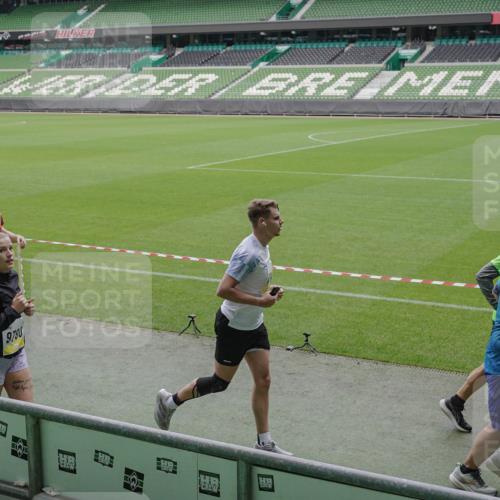 05.10.2025 - 20. swb-Marathon Bremen Michael Burmester http://msf.ph/oto/9242259 05.10.2025 10:35:30 Laufen im Stadion 7163, 9183, 9188, 9201, 9219, 9231, 9330, 9350, 9433, 9451, 9495, 9508, 9516, 9518, 9540, 9542, 9550, 9576, 9582, 9601, 9609, 9612, 9622, 9625, 9634, 9666, 9722, 9790, 9886, 9904, 9914, 9925, 9937, 9954, 9962, 9968, 10039, 10049, 10055, 10059, 10063, 10084, 10105, 10138, 10145, 10169, 10179, 10225, 10228, 10250, 10263, 10281, 10336, 10353, 10359, 10368, 10377, 10395, 10555, 10644, 10694, 10834, 10845, 10950, 10988, 7147, 9292, 9430, 9669, 9672, 9719 meine-sportfotos.de