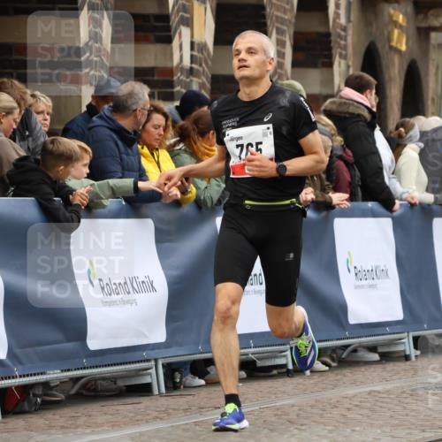 05.10.2025 - 20. swb-Marathon Bremen Strokosch-Dieckow http://msf.ph/oto/9242262 05.10.2025 12:43:52 Ziel 438, 765, 5060 meine-sportfotos.de