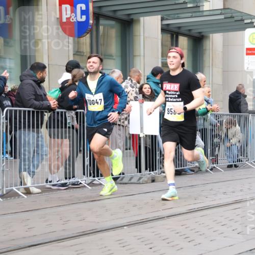 05.10.2025 - 20. swb-Marathon Bremen Strokosch-Dieckow http://msf.ph/oto/9242292 05.10.2025 10:48:39 Ziel 7202, 7414, 9014, 9216, 9255, 9317, 9457, 9482, 9556, 9583, 9674, 10016, 10047, 10449, 10733, 10877, 10973, 11248, 11673, 11695, 7202, 7414, 9014, 9216, 9255, 9317, 9457, 9482, 9556, 9583, 9674, 10016, 10047, 10449, 10733, 10877, 10973, 11248, 11673, 11695 meine-sportfotos.de