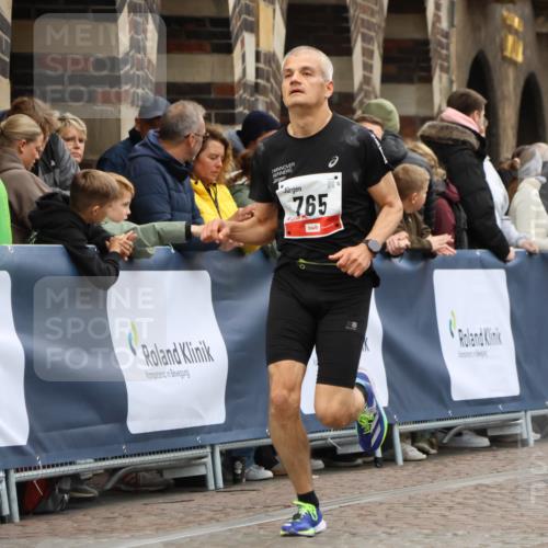 05.10.2025 - 20. swb-Marathon Bremen Strokosch-Dieckow http://msf.ph/oto/9242300 05.10.2025 12:43:52 Ziel 438, 765, 5060 meine-sportfotos.de