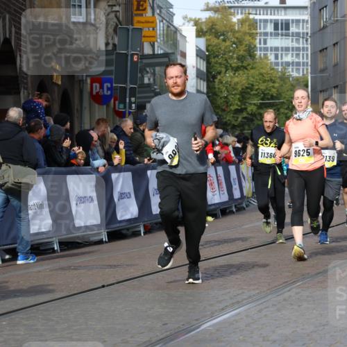 05.10.2025 - 20. swb-Marathon Bremen Strokosch-Dieckow http://msf.ph/oto/9242303 05.10.2025 10:57:32 Ziel 9000, 9215, 9309, 9625, 9747, 9904, 9914, 9962, 10139, 10694, 10739, 10754, 11352, 11360, 11583 meine-sportfotos.de