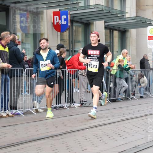 05.10.2025 - 20. swb-Marathon Bremen Strokosch-Dieckow http://msf.ph/oto/9242305 05.10.2025 10:48:39 Ziel 7202, 7414, 9014, 9216, 9255, 9317, 9457, 9482, 9556, 9583, 9674, 10016, 10047, 10449, 10733, 10877, 10973, 11248, 11673, 11695, 7202, 7414, 9014, 9216, 9255, 9317, 9457, 9482, 9556, 9583, 9674, 10016, 10047, 10449, 10733, 10877, 10973, 11248, 11673, 11695 meine-sportfotos.de