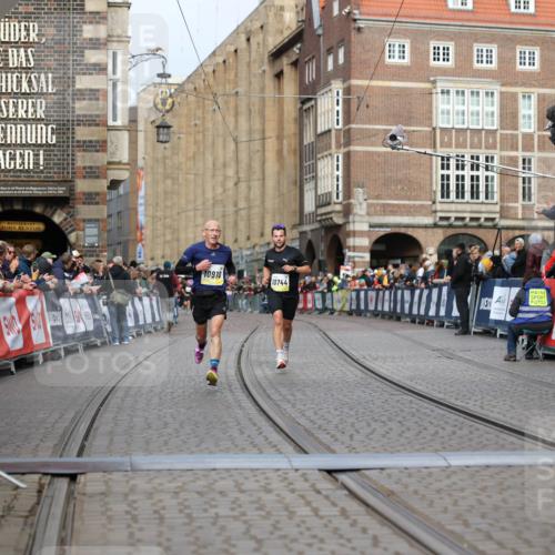 05.10.2025 - 20. swb-Marathon Bremen Yannick Fuchs http://msf.ph/oto/9242312 05.10.2025 10:41:32 Ziel 10744, 10910, 11086 meine-sportfotos.de