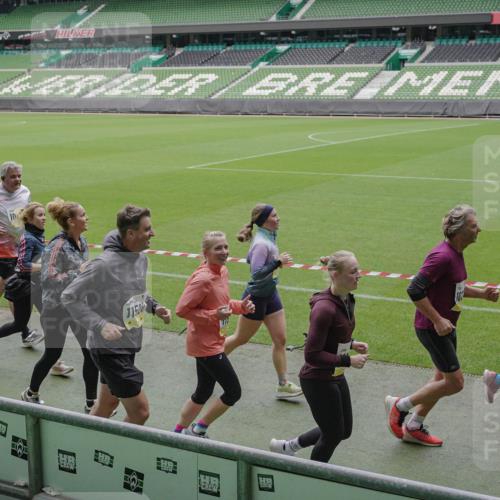 05.10.2025 - 20. swb-Marathon Bremen Michael Burmester http://msf.ph/oto/9242318 05.10.2025 10:35:32 Laufen im Stadion 7163, 7177, 7178, 9183, 9188, 9201, 9219, 9231, 9330, 9350, 9433, 9451, 9495, 9508, 9516, 9518, 9542, 9550, 9576, 9582, 9601, 9609, 9612, 9622, 9625, 9634, 9666, 9722, 9737, 9790, 9886, 9904, 9914, 9937, 9954, 9962, 9968, 10039, 10049, 10055, 10059, 10063, 10084, 10105, 10138, 10139, 10145, 10169, 10179, 10225, 10228, 10250, 10263, 10281, 10336, 10353, 10359, 10368, 10377, 10395, 10555, 10644, 10694, 10834, 10845, 10950, 10988, 7147, 9292, 9430, 9669, 9672, 9719 meine-sportfotos.de