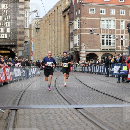 05.10.2025 - 20. swb-Marathon Bremen Yannick Fuchs http://msf.ph/oto/9242332 05.10.2025 10:41:32 Ziel 10744, 10910, 11086 meine-sportfotos.de