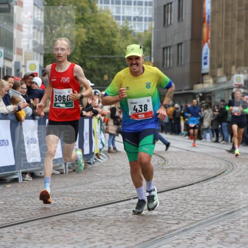 05.10.2025 - 20. swb-Marathon Bremen Strokosch-Dieckow http://msf.ph/oto/9242343 05.10.2025 12:43:56 Ziel 438, 5060 meine-sportfotos.de