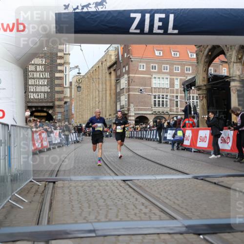 05.10.2025 - 20. swb-Marathon Bremen Yannick Fuchs http://msf.ph/oto/9242376 05.10.2025 10:41:33 Ziel 10744, 10910 meine-sportfotos.de