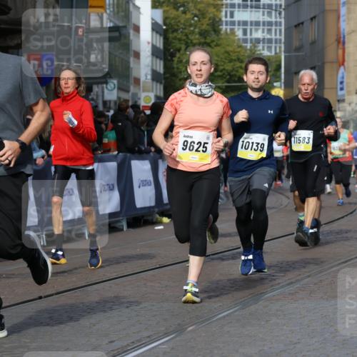 05.10.2025 - 20. swb-Marathon Bremen Strokosch-Dieckow http://msf.ph/oto/9242378 05.10.2025 10:57:33 Ziel 9000, 9309, 9625, 9747, 9904, 9914, 9962, 10139, 10694, 10739, 10754, 11352, 11360, 11583 meine-sportfotos.de
