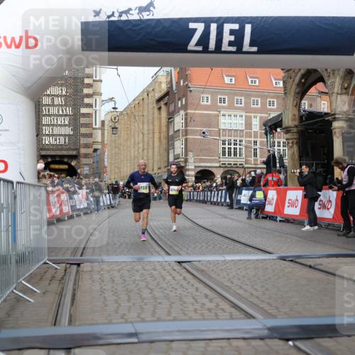 05.10.2025 - 20. swb-Marathon Bremen Yannick Fuchs http://msf.ph/oto/9242380 05.10.2025 10:41:33 Ziel 10744, 10910 meine-sportfotos.de