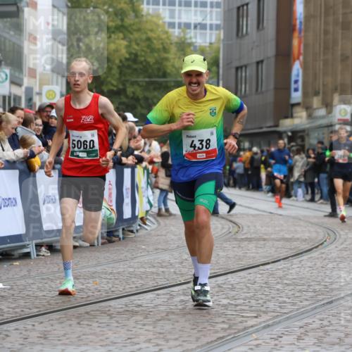 05.10.2025 - 20. swb-Marathon Bremen Strokosch-Dieckow http://msf.ph/oto/9242386 05.10.2025 12:43:56 Ziel 438, 5060 meine-sportfotos.de