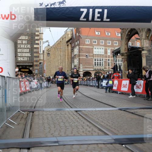 05.10.2025 - 20. swb-Marathon Bremen Yannick Fuchs http://msf.ph/oto/9242395 05.10.2025 10:41:33 Ziel 10744, 10910 meine-sportfotos.de