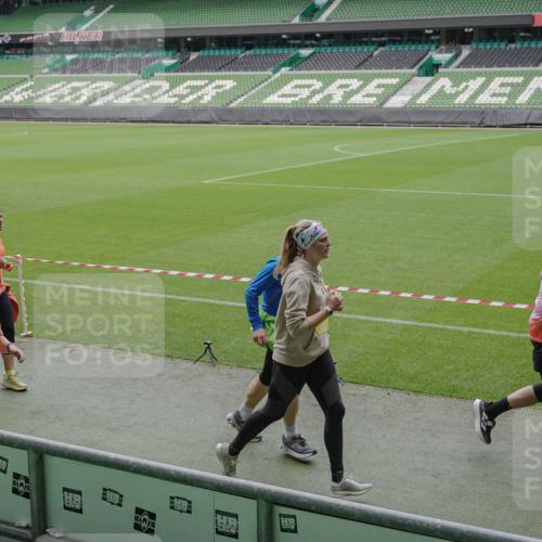 05.10.2025 - 20. swb-Marathon Bremen Michael Burmester http://msf.ph/oto/9242399 05.10.2025 10:35:34 Laufen im Stadion 7163, 7177, 7178, 9183, 9201, 9231, 9330, 9350, 9433, 9451, 9495, 9508, 9516, 9518, 9542, 9550, 9576, 9582, 9601, 9609, 9612, 9622, 9625, 9634, 9666, 9722, 9737, 9790, 9886, 9904, 9914, 9937, 9954, 9962, 9968, 10039, 10049, 10055, 10059, 10063, 10079, 10084, 10105, 10127, 10138, 10139, 10145, 10169, 10179, 10225, 10228, 10250, 10263, 10281, 10336, 10353, 10359, 10368, 10377, 10395, 10555, 10644, 10694, 10834, 10845, 10950, 10988, 7147, 9292, 9430, 9669, 9672 meine-sportfotos.de